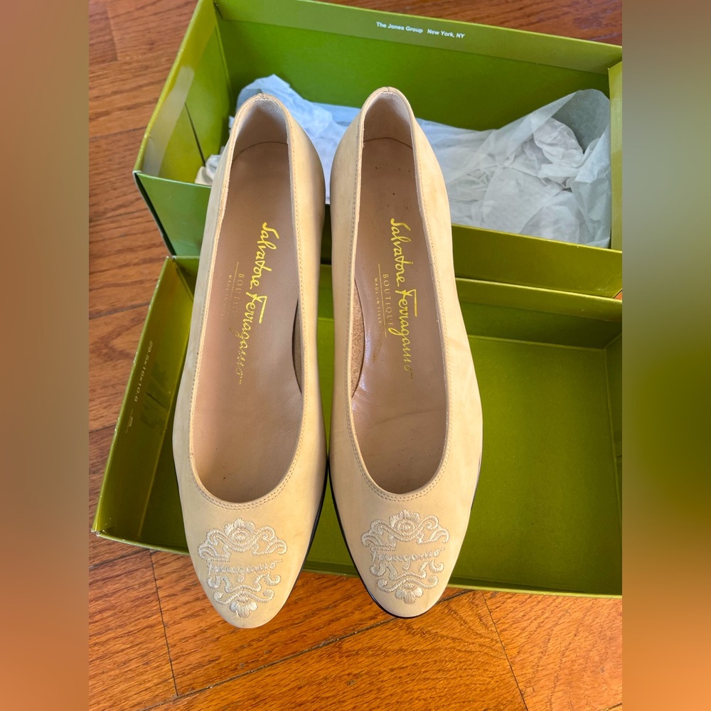 Salvatore Ferragamo flats size 5